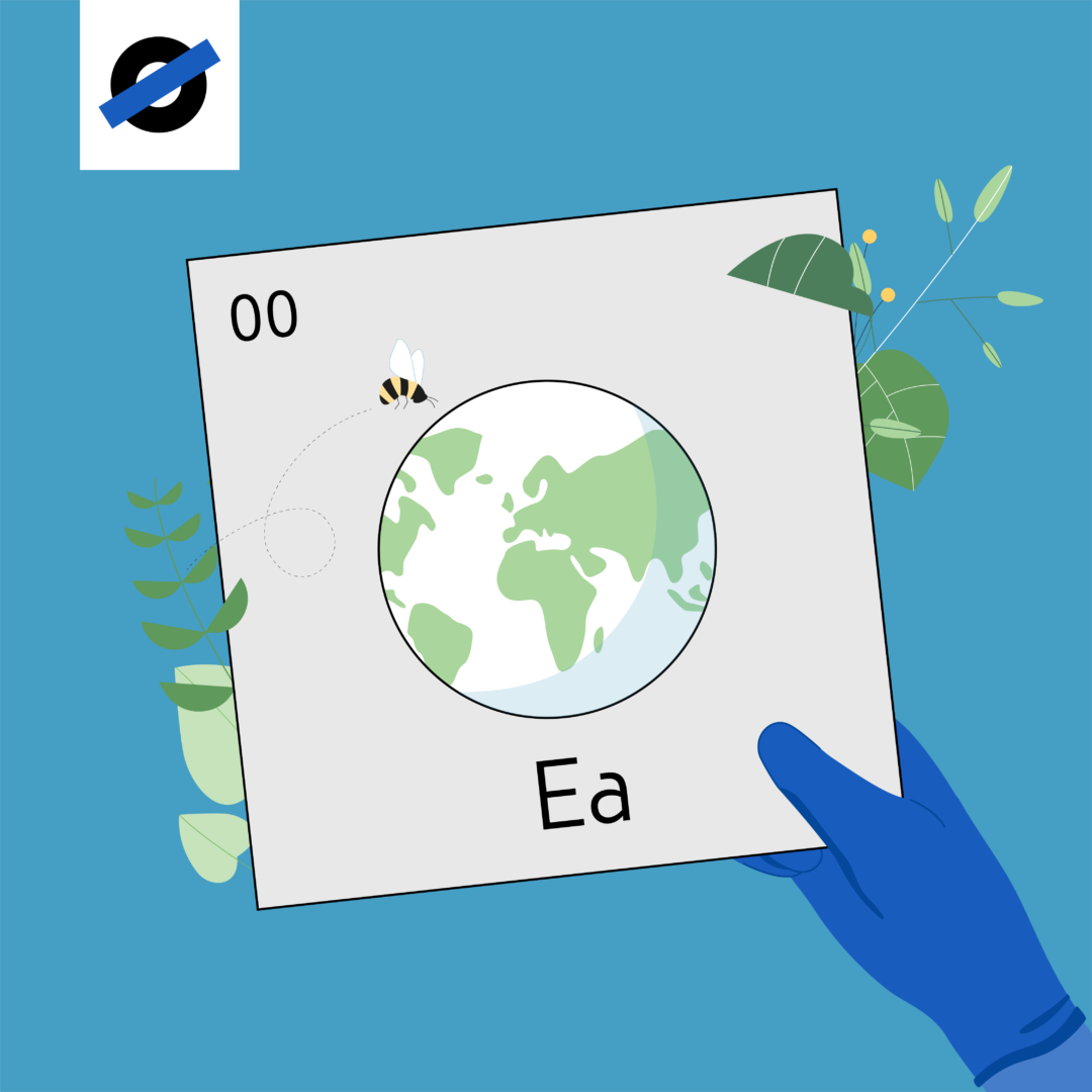 Een hand in lab-handschoen houdt een kaartje omhoog met daarop het fictieve chemische element 'aarde'. Op het kaartje zien we de aarde met een rond zoemende bij en rondom de kaart groeien takken en blad