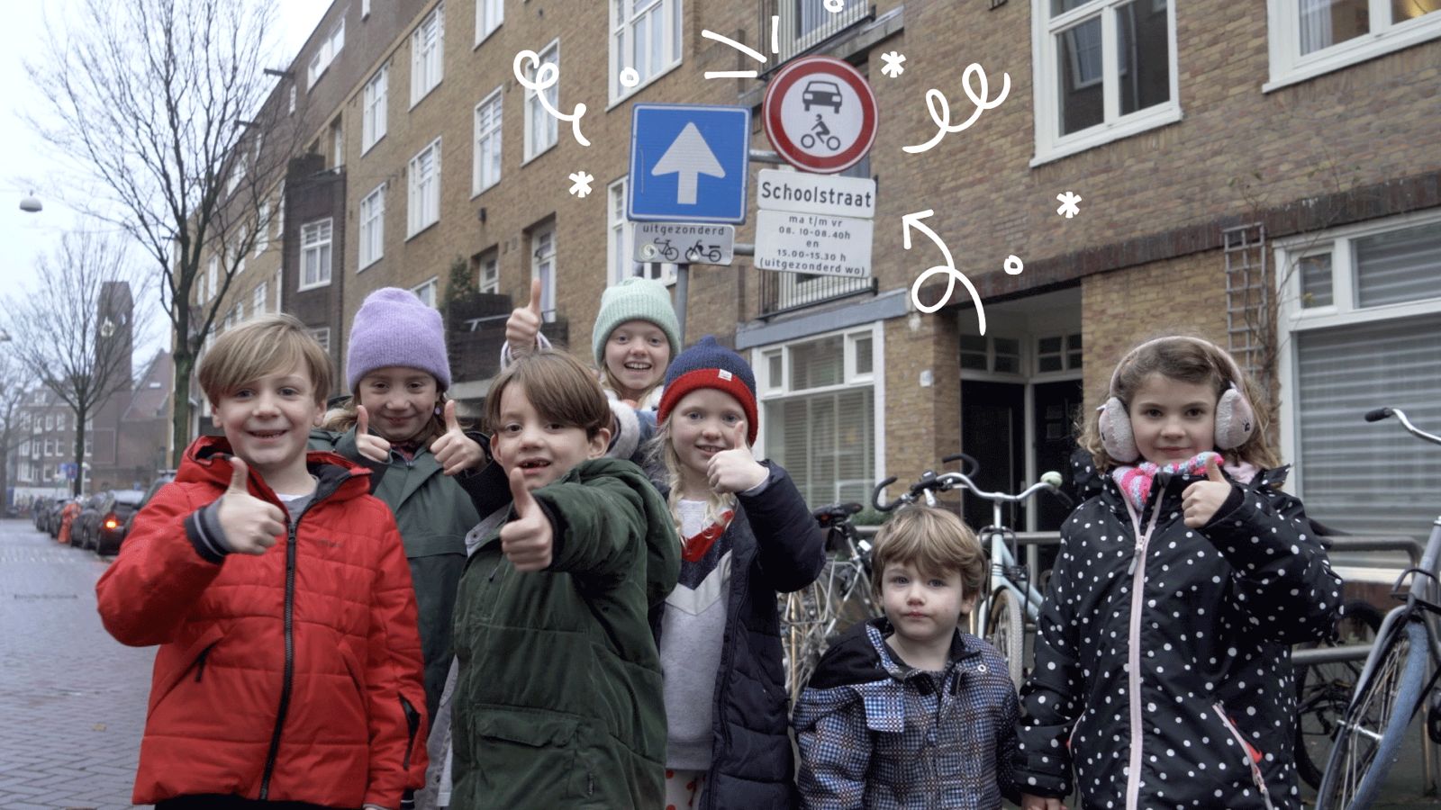 kinderen staan vrolijk voor het verkeersbord waar schoolstraat op staat
